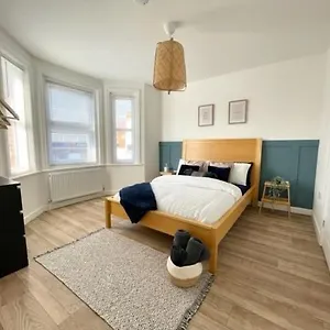  Apartment Central, Bright & Spacious - Parking Included
