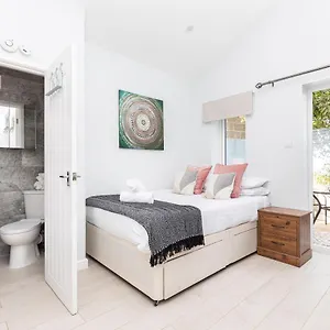  Apartment New, Stylish Flat With Private Patio And Free On-street Parking Check Out At 11am